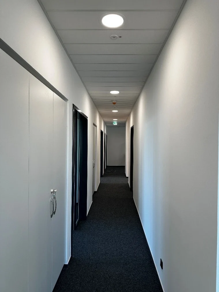 verwaltungsgebäude-beleuchtung